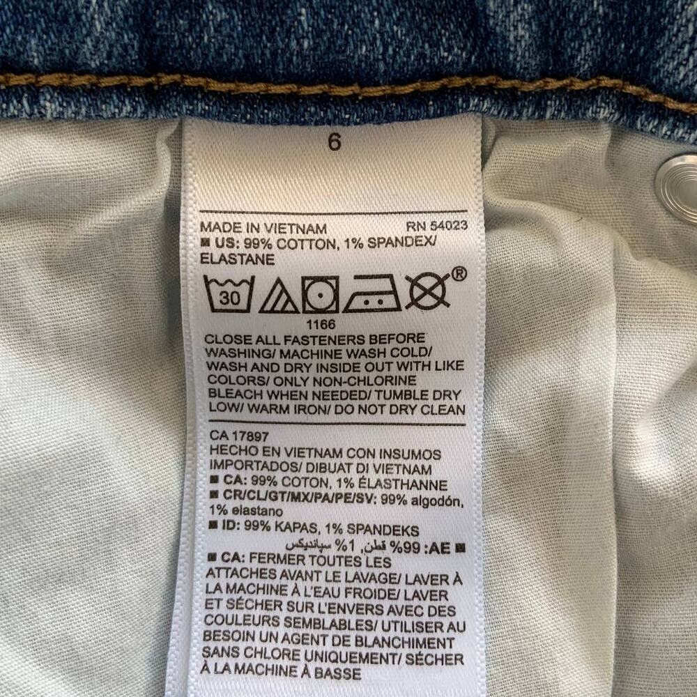 Old Navy Size 6 Mid Rise Boyfriend Jeans - Picture 6 of 7